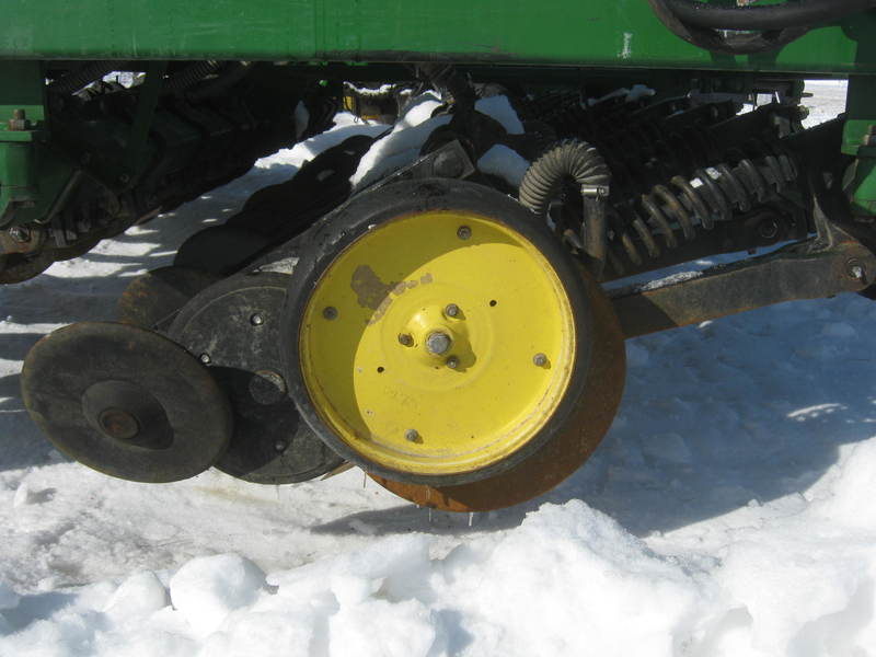 Planting Equipment  John Deere 750 No-Till Drill  Photo